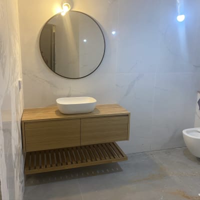 חדר אמבטיה עם כיור עגול ומראה עגולה