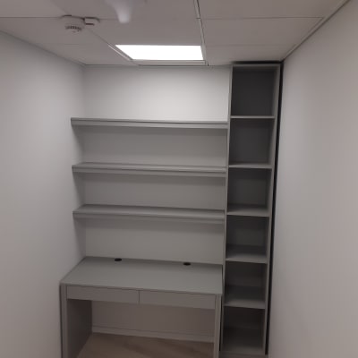 שולחן עבודה עם מדפים ומדפים אנכיים