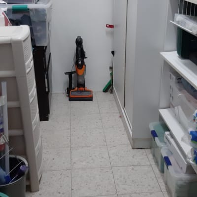 שואב אבק, קופסאות פלסטיק, מדפים לארגון