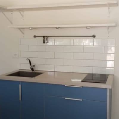 מטבח עם ארונות כחולים, כיור וכיריים