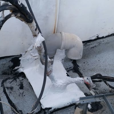 צינור אטום בחומר לבן על גג