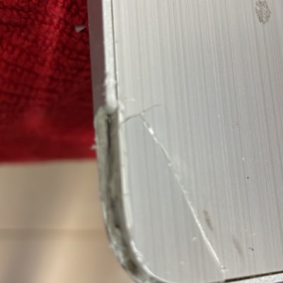 פינה שבורה של מחשב נייד מתכת אפור