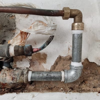 צינורות מתכת מחוברים עם מחברים וברגים