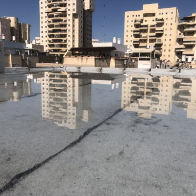 גג אטום עם שכבת איטום מבריקה ומזגן