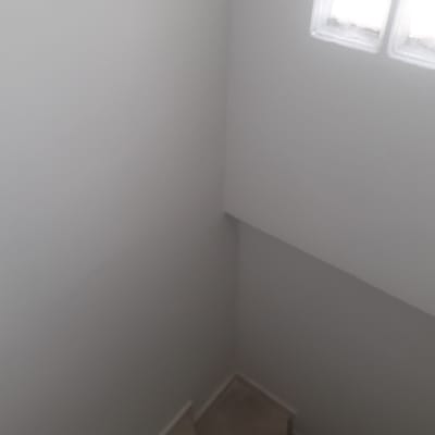 קיר צבוע בלבן ליד חלון זכוכית