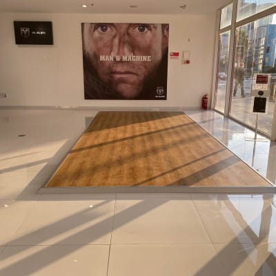 רצפת פרקט עץ במרכז חדר מואר