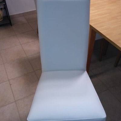 כיסא מרופד בלבן עם רגלי עץ