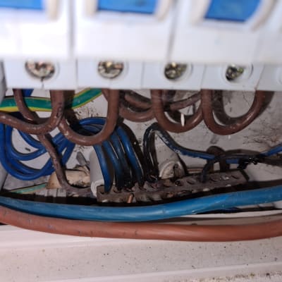 חוטי חשמל צבעוניים מחוברים ללוח חשמל