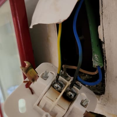 שקע חשמלי פתוח עם חוטים חשופים