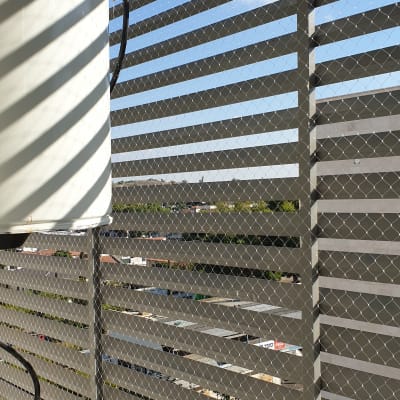 רשת מתכת על חלון למניעת כניסת יונים