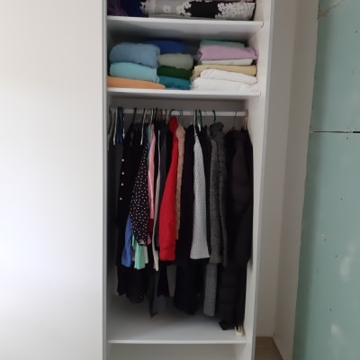 ארון בגדים עם מדפים ותלייה מסודרת