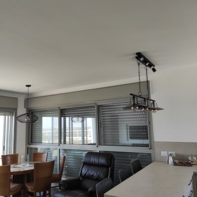 מנורות תלויות מהתקרה עם נורות חשמל