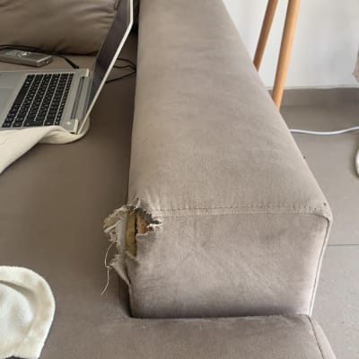 קרע בריפוד ספה בצד הימני העליון