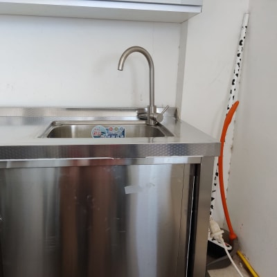 כיור נירוסטה עם ברז, צינור כתום