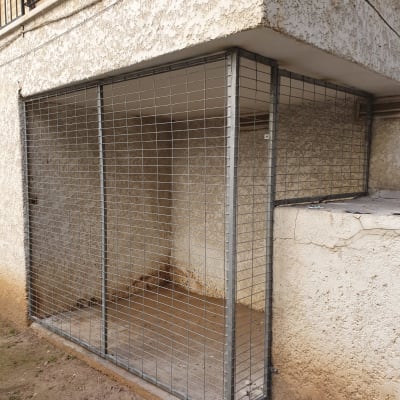 מסגרת מתכת מרובעת עם רשת מתכתית