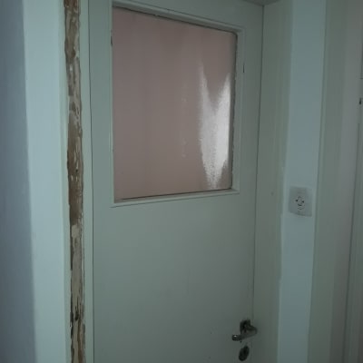 חלון זכוכית מט בדלת עץ לבנה