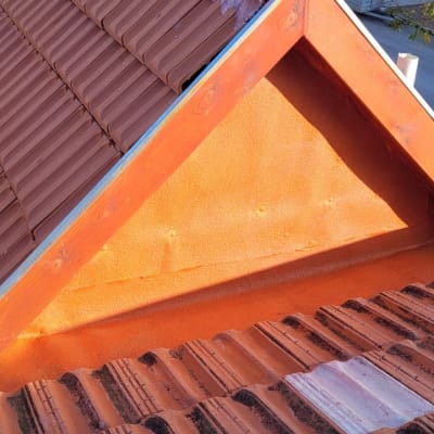 גג רעפים חום עם מבנה משולש קטן