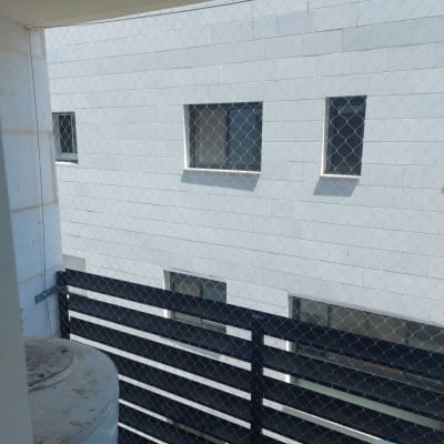 רשת מתוחה למניעת כניסת יונים במרפסת