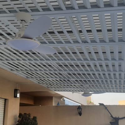 מאוורר תקרה מותקן על פרגולה מתכתית