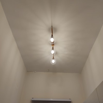 נברשת עם שלוש נורות תלויות מהתקרה