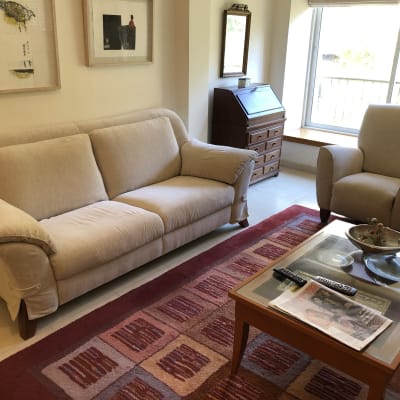 ספה וכורסה מרופדות בבד בז