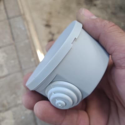 יד מחזיקה חלק פלסטיק עגול עם חיבורי צינור