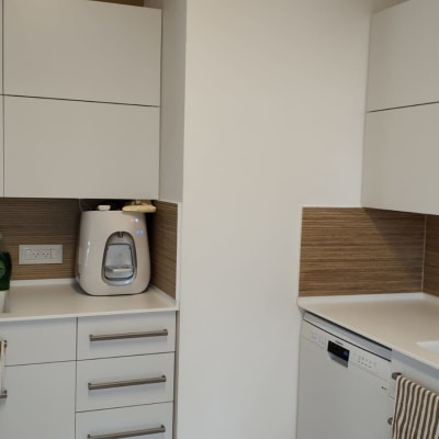 מטבח עם ארונות לבנים ומשטח עבודה חדש