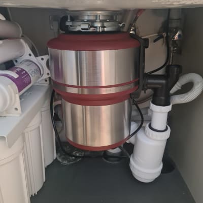 מערכת סינון מים ומחסל אשפה מתחת לכיור