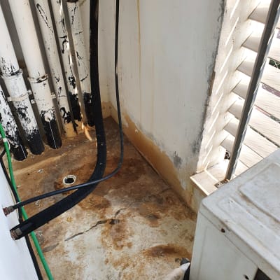 צינורות ומזגן על רצפה מלוכלכת