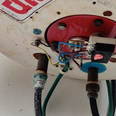 חיבורים וצינורות בתחתית דוד שמש