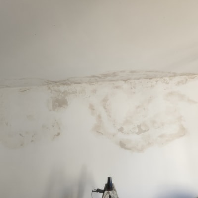 כתמי רטיבות על קיר לבן