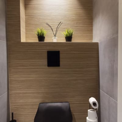 שירותים מודרניים עם קיר עץ, תאורה עליונה