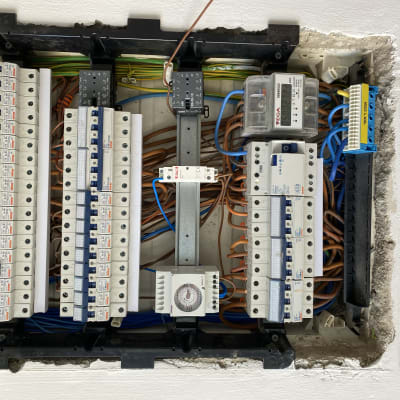 לוח חשמל עם חוטים ומפסקים חשמליים