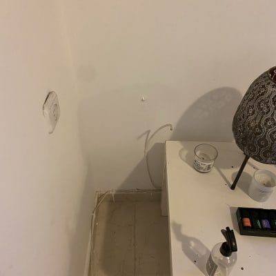 שקע חשמל על קיר ליד שולחן קטן