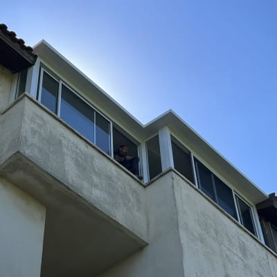 חלונות אלומיניום במרפסת בניין