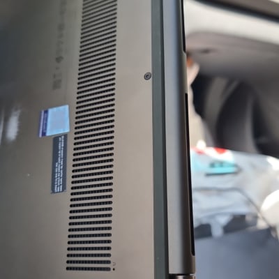 חלק תחתון של מחשב נייד עם פתחי אוורור