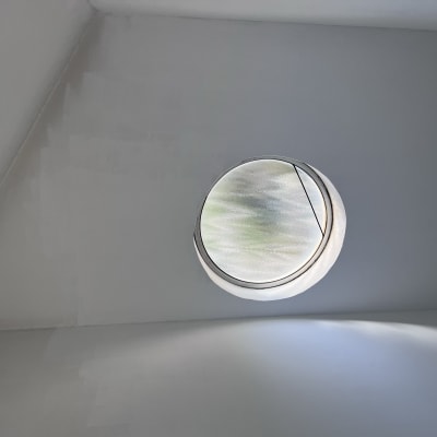 קיר צבוע חלקית עם חלון עגול