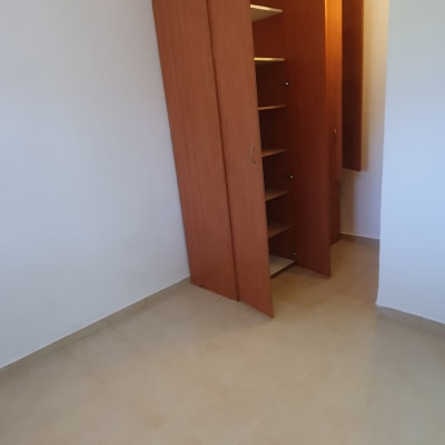 ארון פתוח עם מדפים בחדר ריק