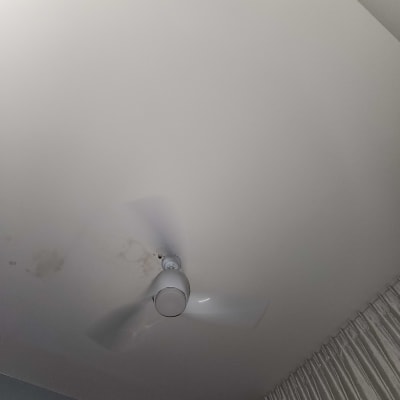 מאוורר תקרה עם מנורה מחוברת לתקרה