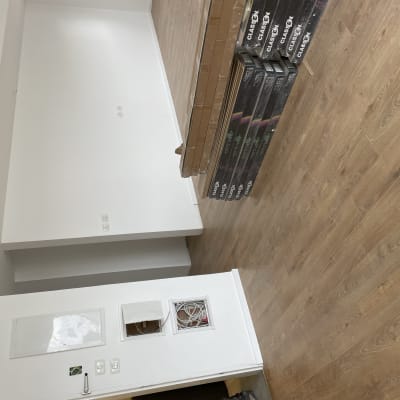 חבילות פרקט עץ על רצפה בחדר ריק