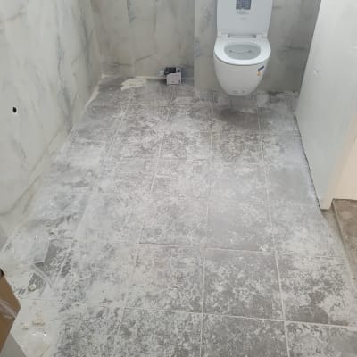 רצפה מלוכלכת באבק לבן בחדר אמבטיה