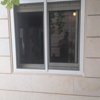 חלון אלומיניום עם מסגרת לבנה