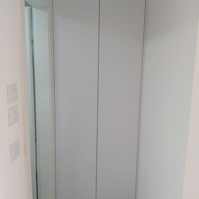 ארון עץ לבן עם דלתות סגורות