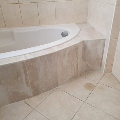 אמבטיה עם אריחים חדשים בתהליך שיפוץ