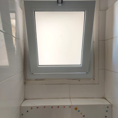 חלון אלומיניום עם מסגרת אפורה