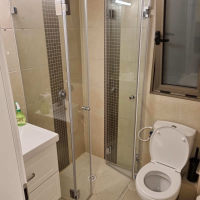 מקלחון זכוכית עם דלתות שקופות וברז מתכת