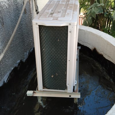 יחידת מיזוג אוויר על גג עם איטום זפת