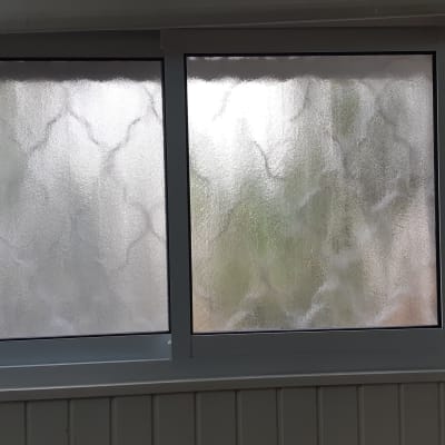 חלון אלומיניום עם זכוכית חלבית