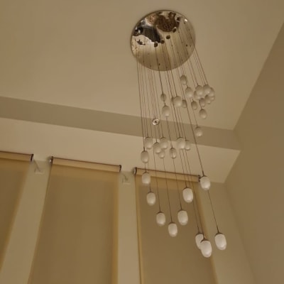 נברשת תלויה עם נורות עגולות מהתקרה