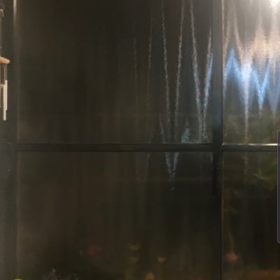 זכוכית כהה עם השתקפויות אור וצל